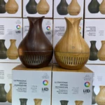Humificador pequeño jarra madera clara y oscura, ideal para aromaterapia, con luz LED y cambio de color.