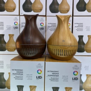 Humificador pequeño jarra madera clara y oscura, ideal para aromaterapia, con luz LED y cambio de color.