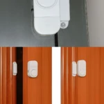 Set x2 Alarmas antirrobo blancas con sensor de puerta, montadas en puertas de madera y gris.