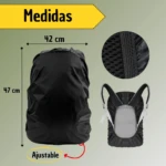 Funda cubre mochila impermeable negra. Muestra medidas de 47 cm de alto por 42 cm de ancho. Ajustable, con detalle de malla transpirable.