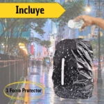 Funda protectora impermeable negra con puntos blancos sobre morral, siendo probada con agua, incluye 1 forro.