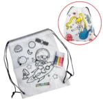 Mochila mágica para colorear, blanca, con diseño de astronauta en cohete y accesorios espaciales. Incluye marcadores.