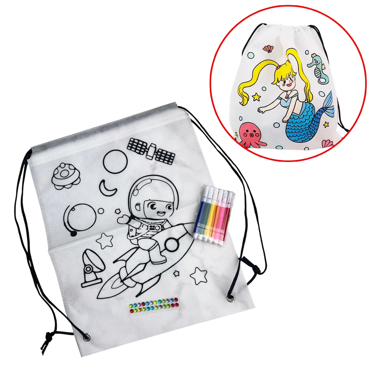 Mochila mágica para colorear, blanca, con diseño de astronauta en cohete y accesorios espaciales. Incluye marcadores.