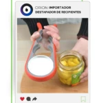 Destapador de recipientes rojo y gris abriendo un frasco de conservas amarillas en un tarro de cristal.