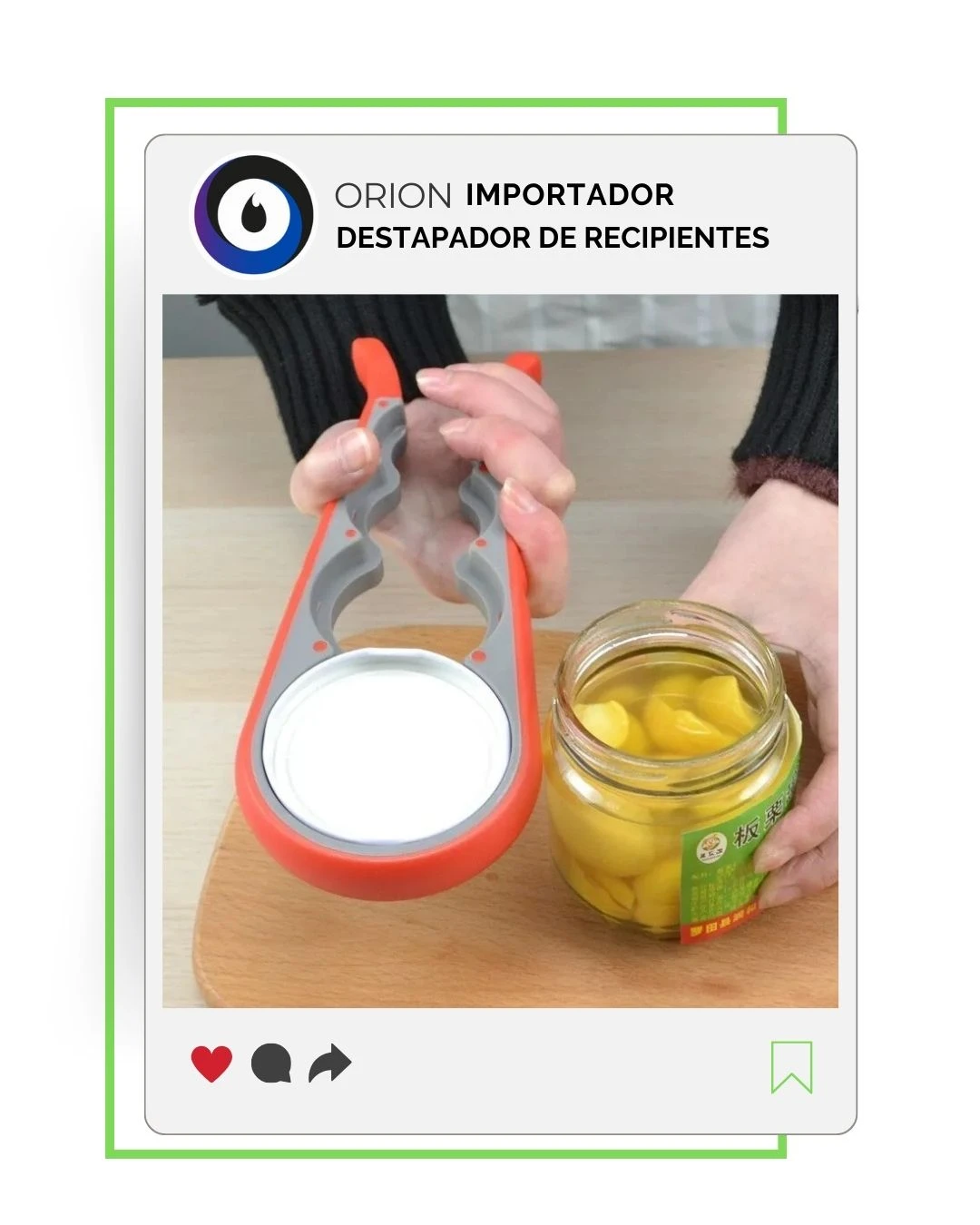 Destapador de recipientes rojo y gris abriendo un frasco de conservas amarillas en un tarro de cristal.