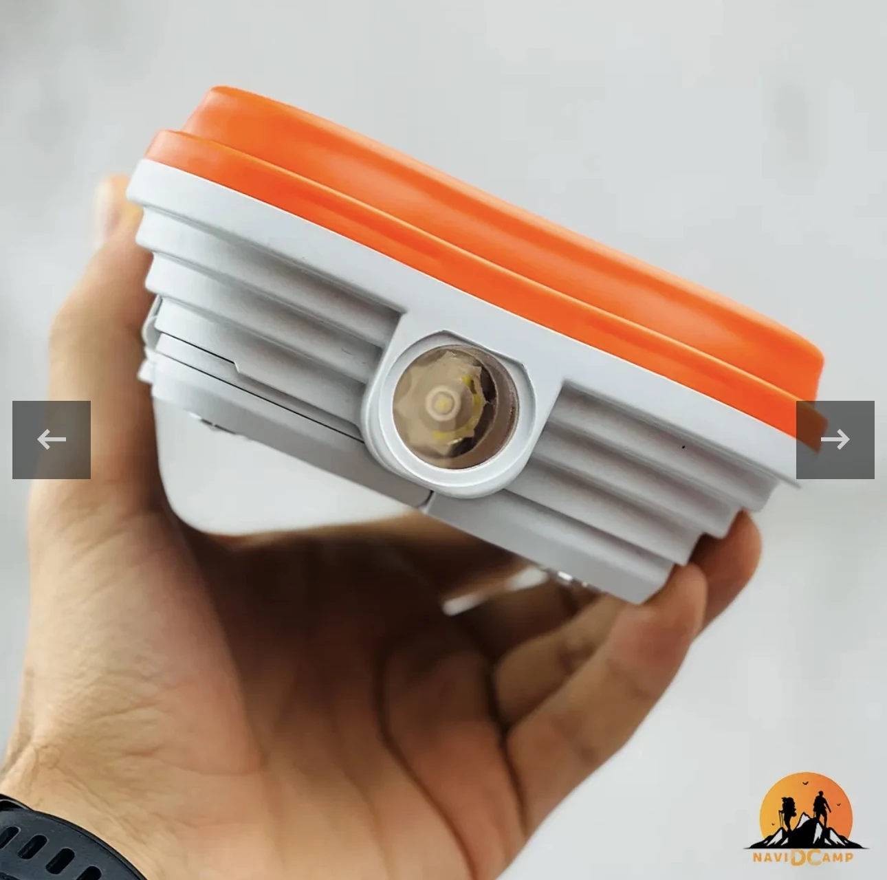 Lámpara solar LED 150W, portátil, diseño plegable blanco y naranja, con linterna frontal.