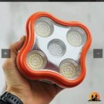 Lámpara solar LED 150W naranja con 5 paneles, mano sosteniendo para exterior.