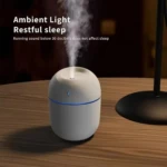 Humidificador ultrasónico mini blanco con luz azul, emite vapor, ideal para descanso.