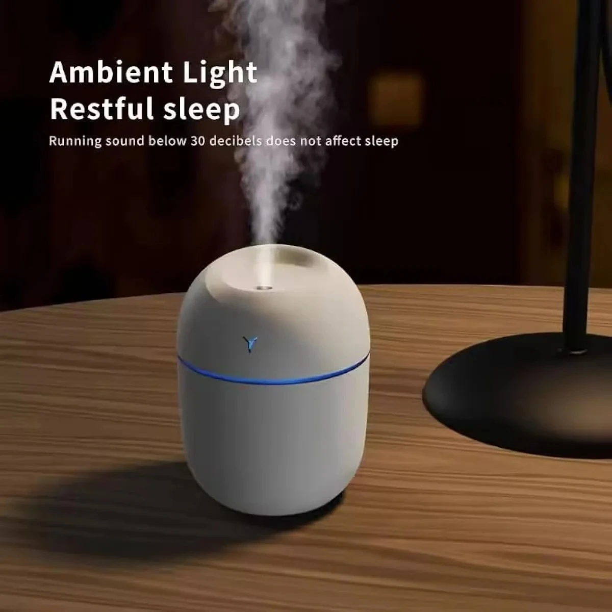Humidificador ultrasónico mini blanco con luz azul, emite vapor, ideal para descanso.