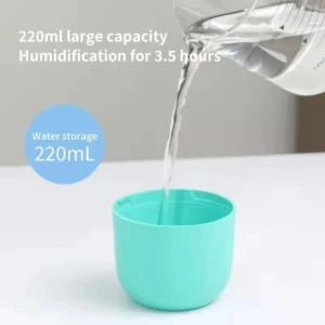 Humidificador mini turquesa, capacidad 220ml, en uso.