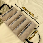 Bolsa enrollable multiuso beige con múltiples compartimentos con cremallera y medidas 48cm x 28cm.