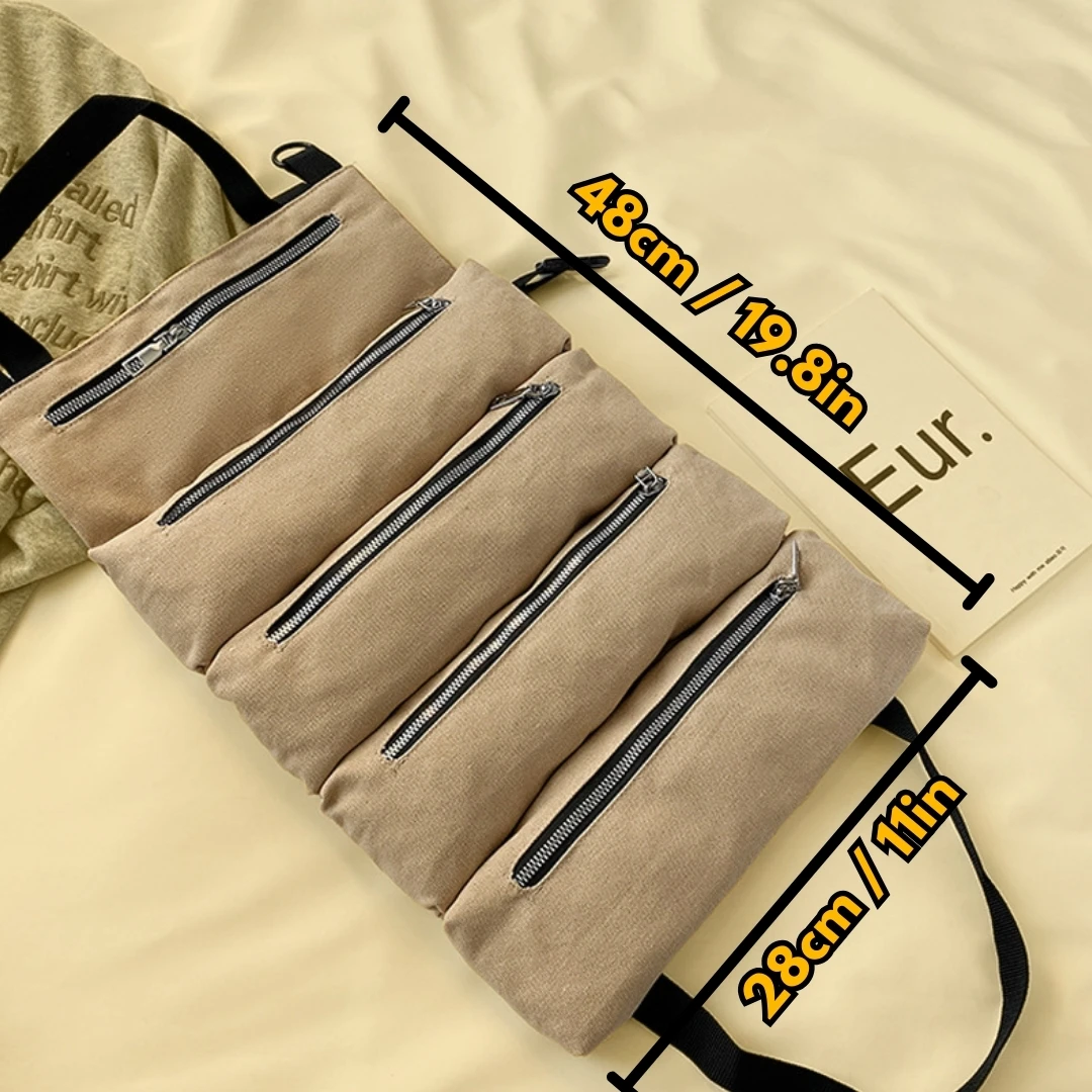 Bolsa enrollable multiuso beige con múltiples compartimentos con cremallera y medidas 48cm x 28cm.