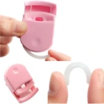 Encrespador de pestañas rosa con detalle de goma blanca, mostrado en uso y desarmado.