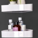 Organizador de baño flotante blanco, dos niveles, con botellas de loción y jabón en la repisa inferior.