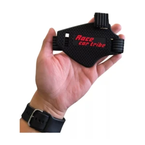 Protector de zapato negro con logo rojo "Race car tribe", sujetado en mano, con correa de reloj.