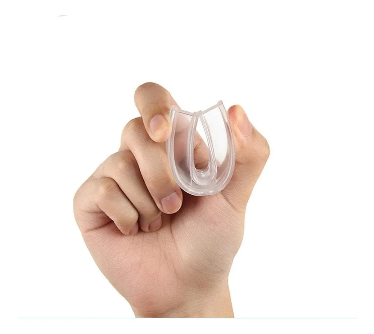 Mano sujetando protector bucal transparente para ronquidos, flexible.