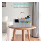 Cesta organizadora de pañales portátil gris de fieltro con compartimentos, ideal para hogar.