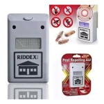 Repelente electrónico Riddex Plus para plagas, muestra el dispositivo gris junto a su empaque en blister rojo que indica "Pest Repelling Aid".