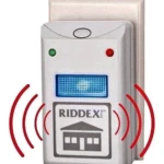 Repelente electrónico de plagas Riddex Plus blanco, se conecta a la pared, con pantalla azul y luces indicadoras verde y roja, emitiendo ondas.
