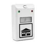 Dispositivo blanco de pared, repelente ultrasónico de plagas, con indicador LED verde y rojo, lente y símbolo de casa.