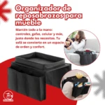Organizador negro de tela para reposabrazos de sofá con múltiples compartimentos para controles, gafas y celular.