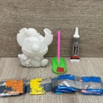 Set de alcancía Stitch blanco con gorra y peluche, incluye diamantes de colores, pegamento B-7000 y herramienta aplicadora.