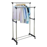 Tendedero plegable de piso de dos niveles con ropa colgada, estructura de metal plateado y ruedas.