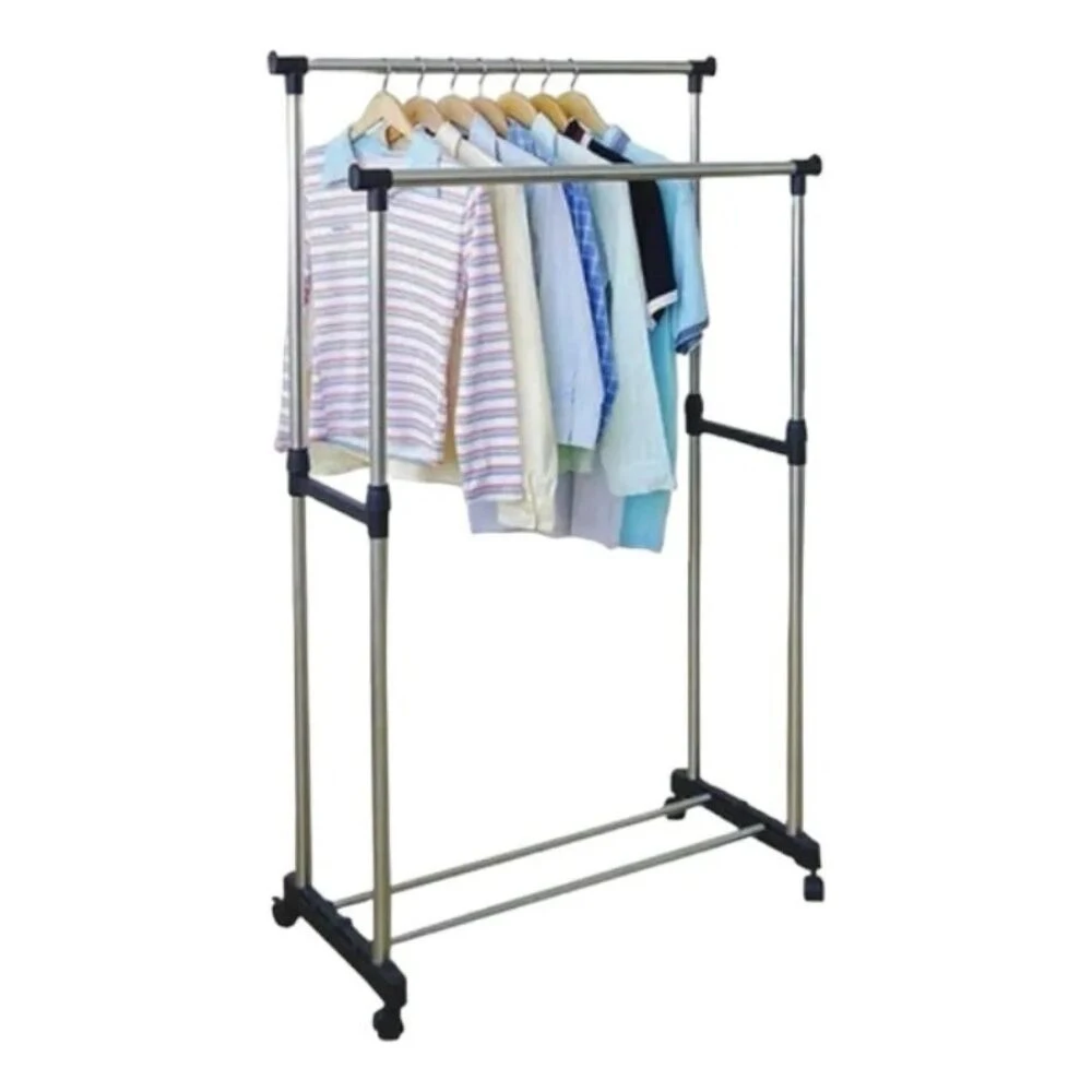 Tendedero plegable de piso de dos niveles con ropa colgada, estructura de metal plateado y ruedas.
