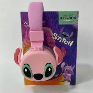 Auriculares inalámbricos rosas infantiles con diseño de Angel (Stitch) sobre caja verde y púrpura con el modelo AH-806.