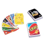 Cartas Uno edición Pokémon: Pikachu en carta amarilla, mazo Pokémon con más cuatro, y cartas de juego con números y personajes.