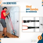 Hombre entrenando remo con bandas de resistencia rojas ancladas a la base de una puerta con soporte para bandas pbold.