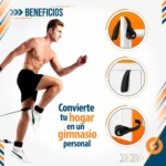 Hombre atlético haciendo ejercicio con bandas de resistencia atadas a tobillos, ilustrando soporte de puerta para gimnasio personal.