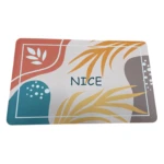 Tapete antideslizante para baño con diseño abstracto de hojas tropicales y la palabra "NICE".