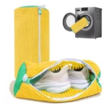 Bolsa amarilla texturizada para lavar tenis en lavadora con cierre y malla verde.