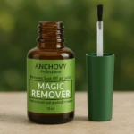 Frasco de vidrio ámbar con etiqueta verde de removedor de esmalte en gel de 15 ml junto a su tapa verde con pincel aplicador, sobre superficie rústica.
