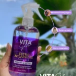 Spray aclarante capilar Vita Glow, líquido morado, en mano. Nutre, repara y aclara progresivamente sin enjuague.