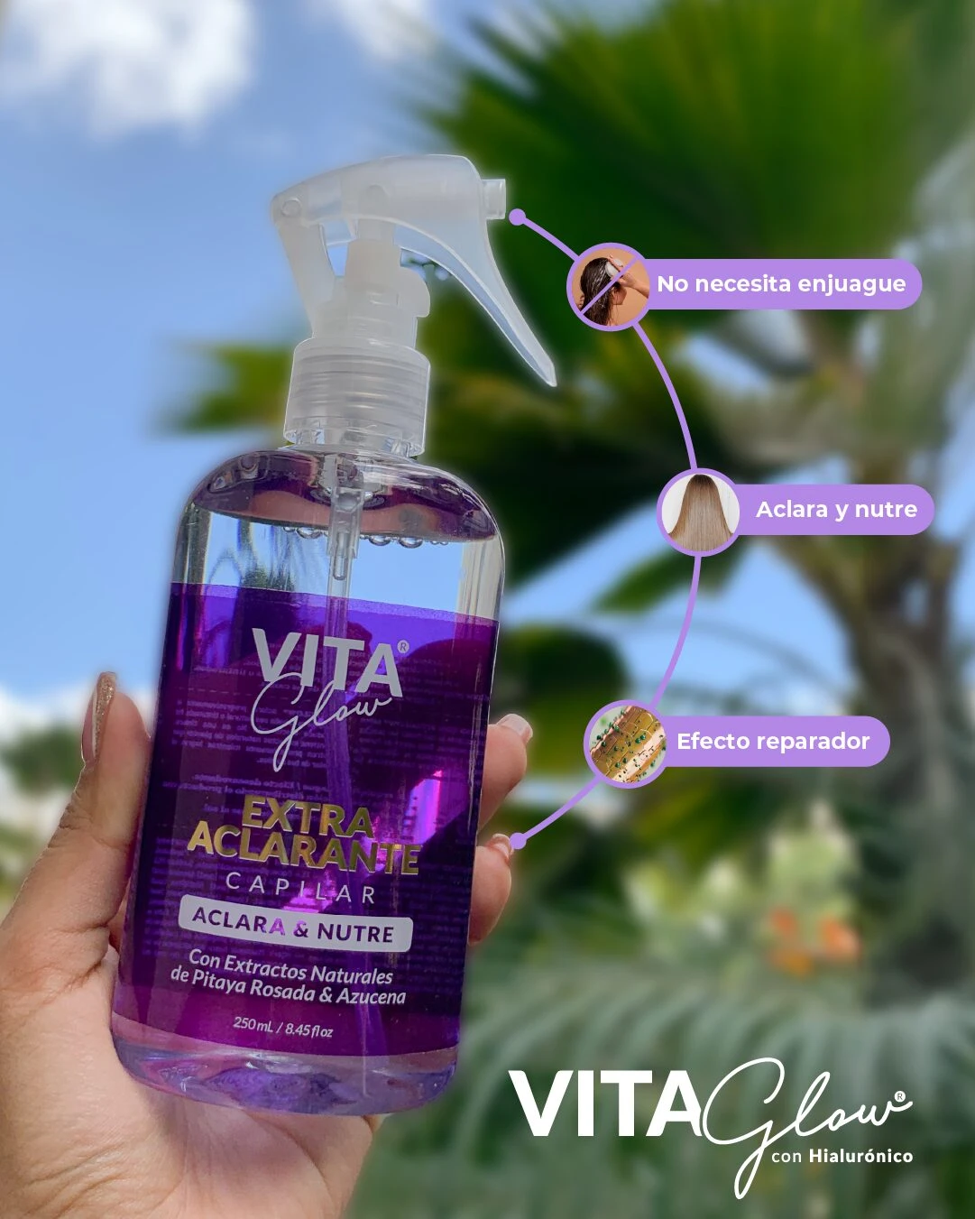 Spray aclarante capilar Vita Glow, líquido morado, en mano. Nutre, repara y aclara progresivamente sin enjuague.