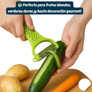 Pelador verde pelando un pepino en una tabla de madera con papas y zanahoria. Perfecto para frutas y verduras.