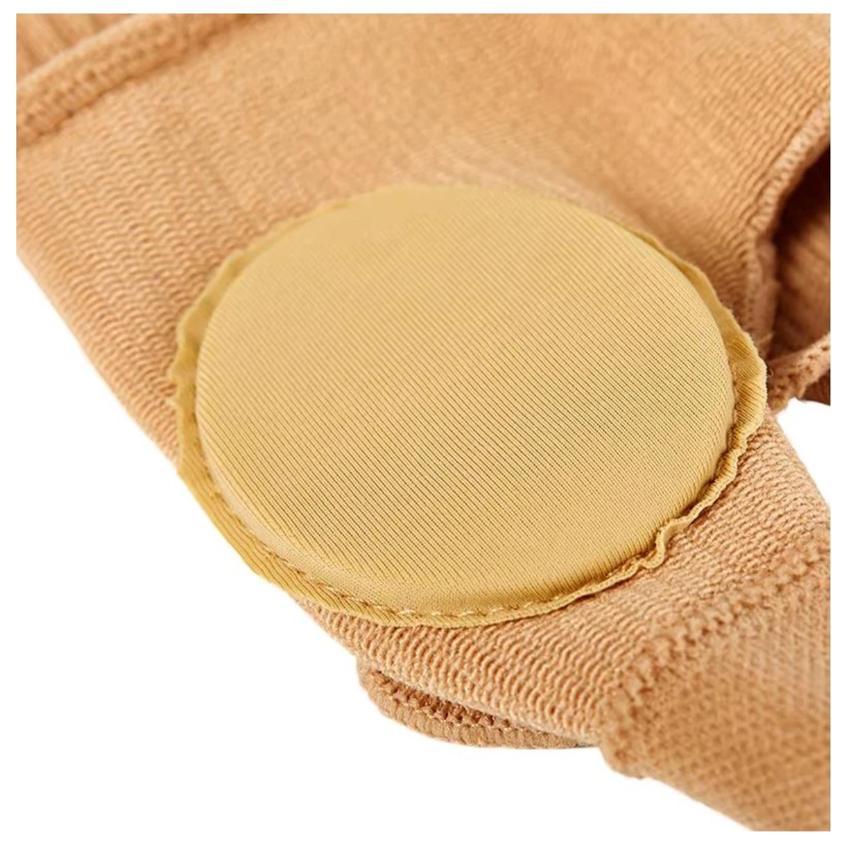 Corrector de juanetes beige con almohadilla circular para alivio del dolor y presión en el pie.