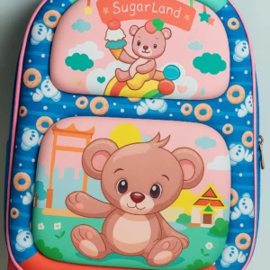 Morral infantil azul con asas rosas, diseño frontal de osito bebé en "SugarLand" comiendo helado y otro sentado en paisaje.