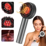 Cepillo masajeador capilar gris con luz LED roja, cerdas para tratamiento, depósito de líquido y mujer usándolo para cuidar su cabello con terapia lumínica.