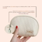 Neceser crema con costuras, dije de corazón y detalle "Love Peace" en relieve.