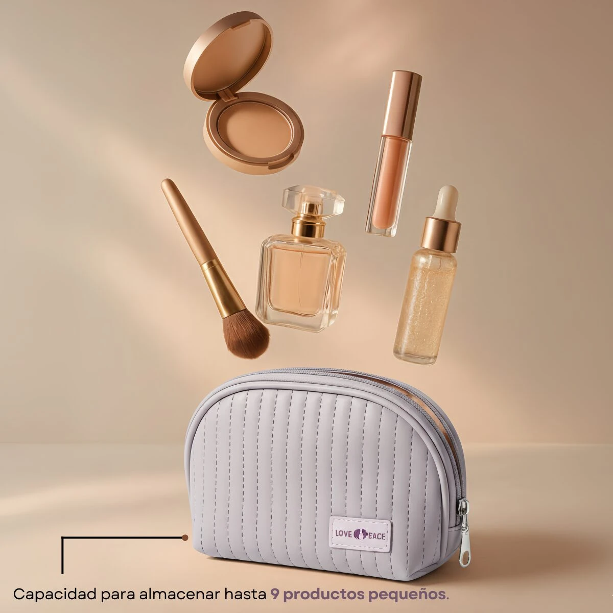 Cosmetiquera neceser azul acolchado flotando con maquillaje y perfume.