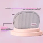 Neceser azul de cuero sintético impermeable, diseño ergonómico para artículos de viaje, con cierre de alta resistencia.