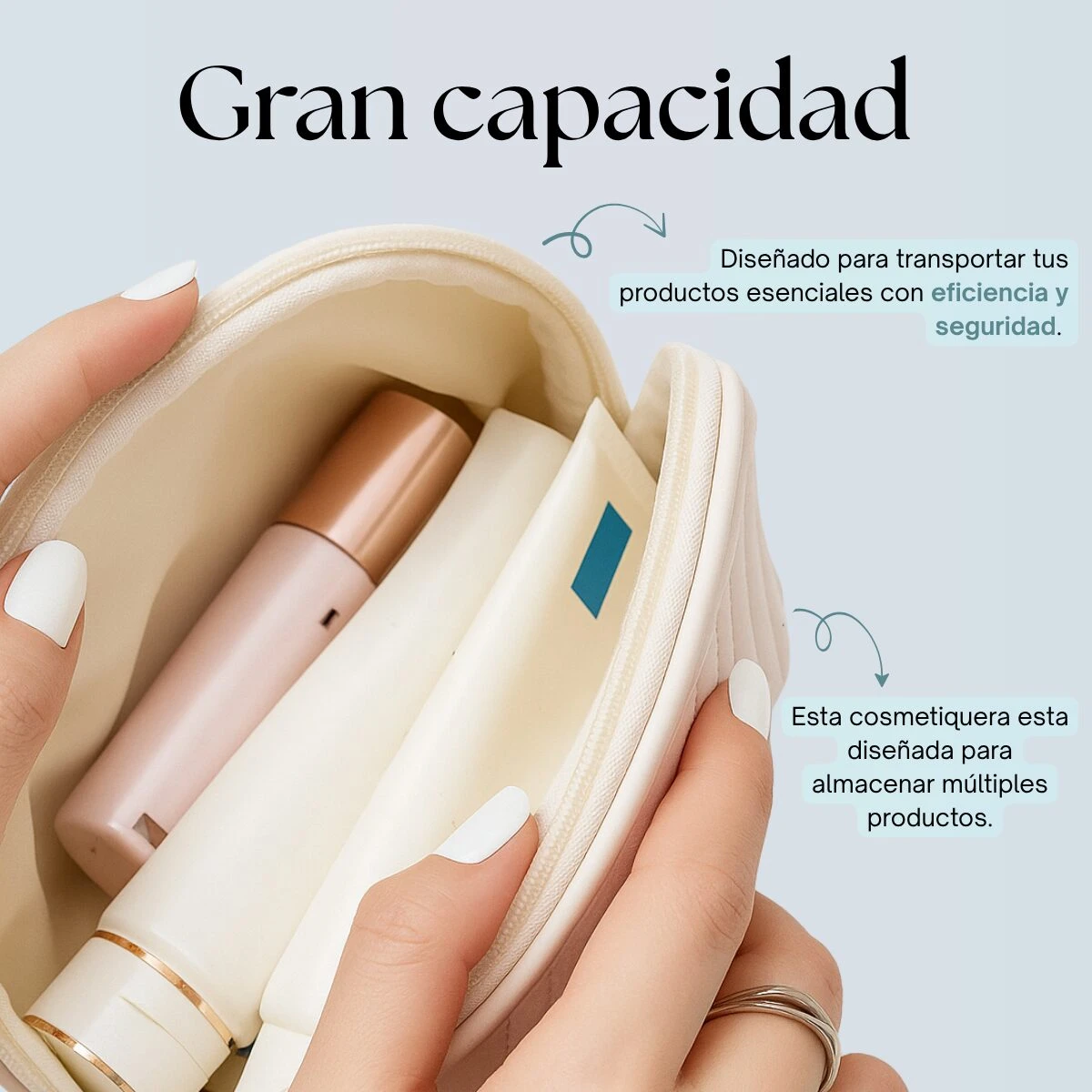 Cosmetiquera de gran capacidad beige con diseño para transportar productos de belleza, manos sosteniendo el neceser.