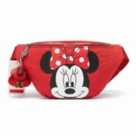 Canguro Kipling rojo con estampado de Minnie Mouse y llavero de mono peludo.
