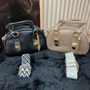 Bolso dama negro y beige, cuero sintético, con correas intercambiables, accesorios dorados.