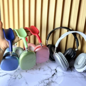 Audífonos Diadema P9 en varios colores (azul, verde, rosa, negro, plata) sobre superficie de mármol y fondo de madera clara.