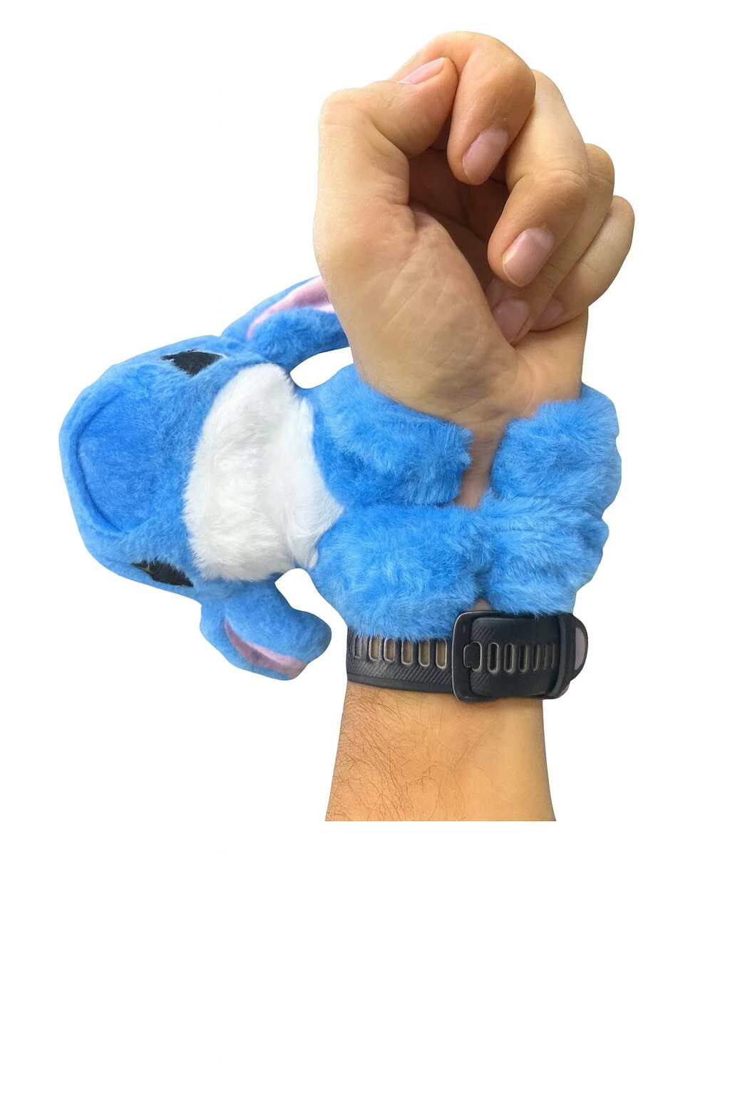Manilla peluche azul Stitch con detalles blancos, ajustable con correa negra en muñeca.