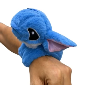 Manilla de peluche azul de Stitch con detalle de oreja rosa, enrollada en una muñeca.